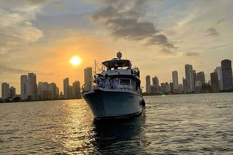 Premium Cruise Tour in Cartagena with Sunset and Open Bar