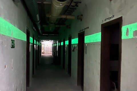 Entrada subterránea al Bunker de la Segunda Guerra Mundial y visita guiada