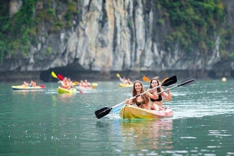 Croisière d'une journée dans la baie d'Halong, kayak, grottes, île du port
