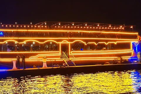 Crucero por el puerto deportivo de Dubái con cena buffet