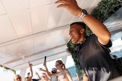 Ibiza Sunset Party Boat com bebidas atuações ao vivo DJs e dançarinos