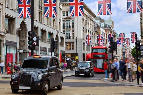 Tour privado de 4 horas en un taxi negro por el patrimonio canadiense en Londres