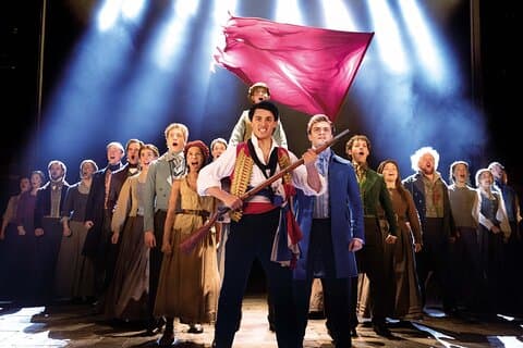Upplev Les Misérables med tvårätters före show måltid