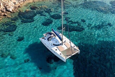 Crociera privata al tramonto in catamarano a Mykonos, pasto completo e open bar