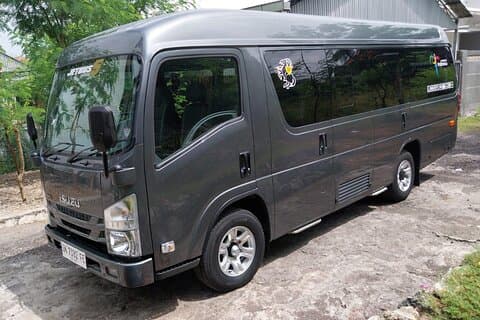 "Viajen juntos con estilo - ¡Alquile un autobús espacioso de 20 asientos ahora!"
