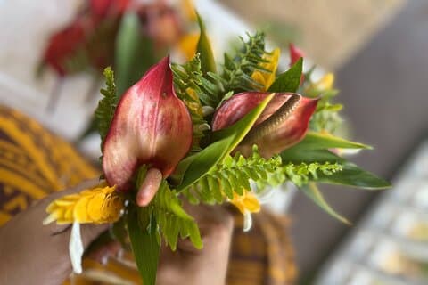 Hawaiische Blumenkronenweberei in Hilo