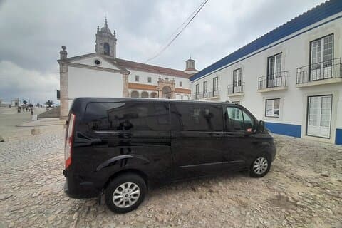 Traslado privado desde Algarve a Lisboa en minibús de 8 asientos