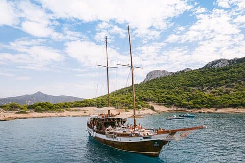 Athènes: Croisière d'une journée à Agistri Moni Aegina avec déjeuner et boissons