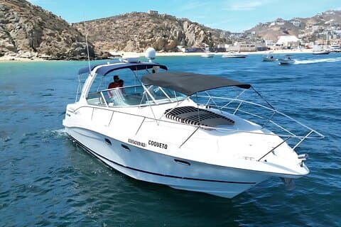 Tu propio yate privado en Cabo: snorkel, tripulación y vistas a la costa