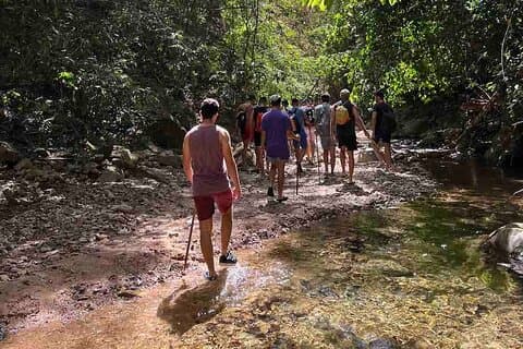 Jungle wandelen avontuur en waterval zwemmen. Ecopark van Nogalito
