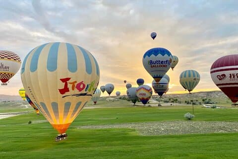 Voo de balão de ar quente sobre Cappadocia a aventura do céu