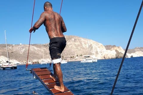 Santorini in barca a vela per gli ospiti della crociera Un vulcano e Beach Tour