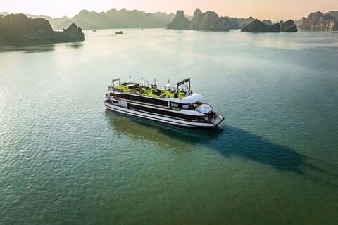 Halong Bay Full Day Tour med buffet frokost og solnedgang fest