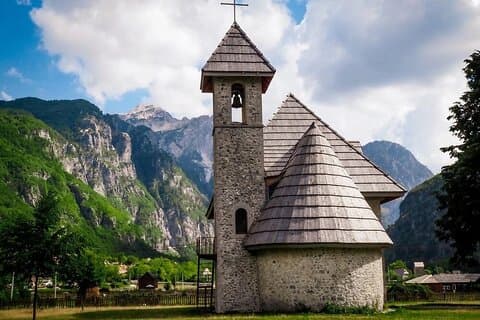Wandelen in de prachtige bergen van Albanië, Thethi