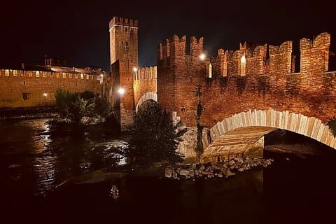 Verona door Moonlight: Een nachtelijk pad door geschiedenis en romantiek