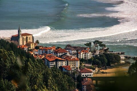 Tour privato di Dragonstone, Mundaka e Guernica da San Sebastian