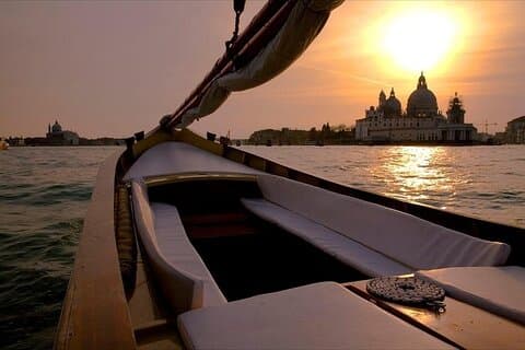 Coucher de soleil Venise par bateau vénitien typique avec Prosecco
