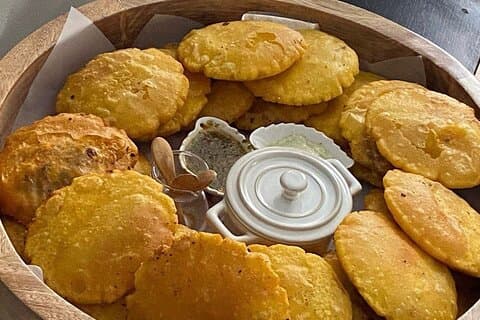 Degustazione di cibi fritti colombiani locali a Bogotà