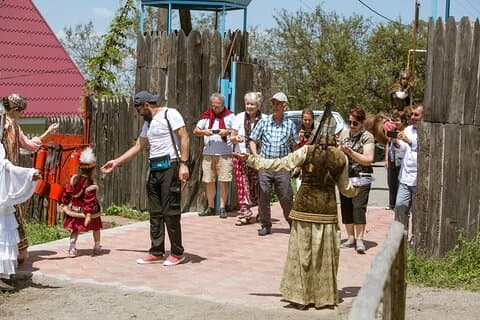 Live show i Huns Gunny Ethno Village med frokost og Troat Farm