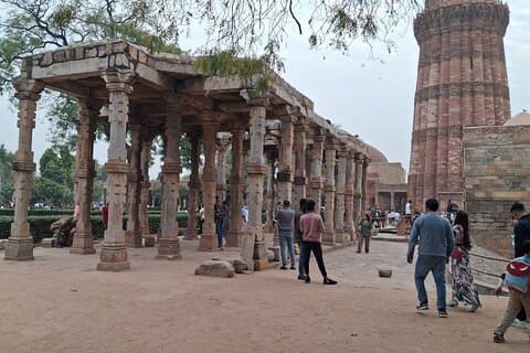 Una passeggiata al tramonto al Qutub Complex