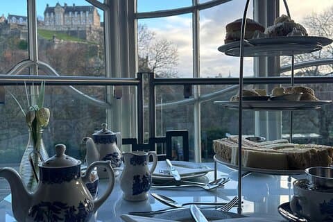 Tè pomeridiano tradizionale a Edimburgo con vista sul castello