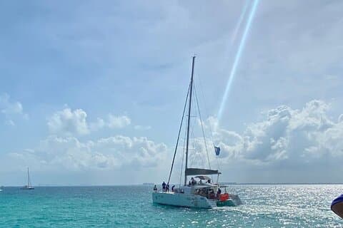 Isla Mujeres en catamarán de lujo con snorkel, barra libre y almuerzo