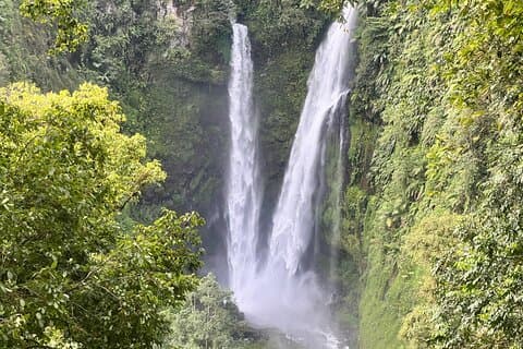 Jakarta Rainforest Vandring til skjulte vannfall og Suspension Bridge