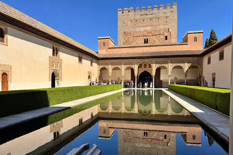 Excursión privada de un día a la Alhambra y Granada desde Nerja
