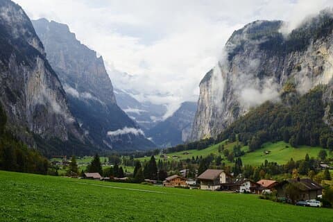チューリッヒ:グリンデルヴァルト、インターラーケン&ラウターブルンネンガイド付き日帰り旅行