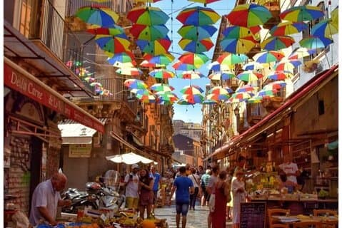 "Vandring gjennom Catania: Gater, innsikt og deilige småretter"