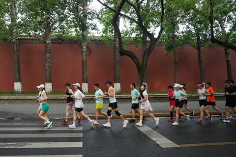 Peking Morgen Joggen in der Verbotenen Stadt und lokales Frühstück