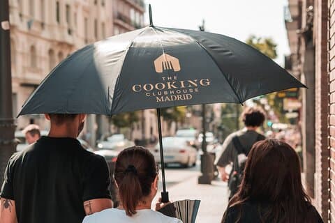 Madrid Lokale Tapas-Tour mit privatem Abendessen und bodenlosem Wein