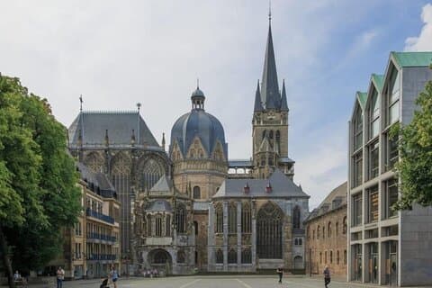 Excursion d'une journée à Aix-la-Chapelle et Monschau avec guide depuis Bruxelles