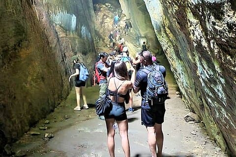 Excursão pelas cavernas e cachoeiras da floresta de Tijuca no Rio DE Janeiro