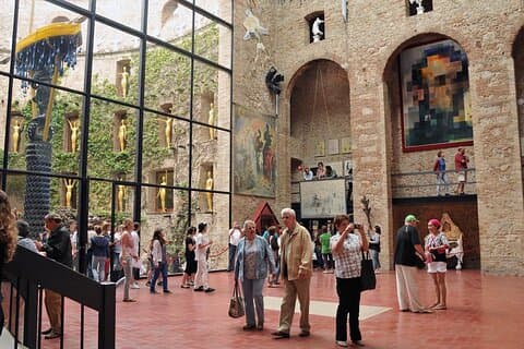 Girona og Dalí Museum Tour Kunst og historie Eventyr + E-bog