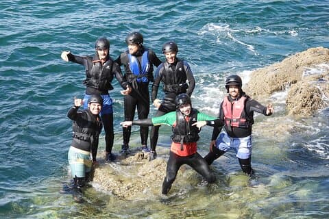 Aventura en el parque de kayak y coasteering