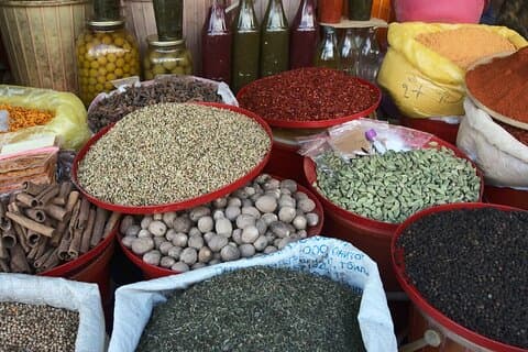 Aventura culinária através do Deserters Bazaar de Tbilisi