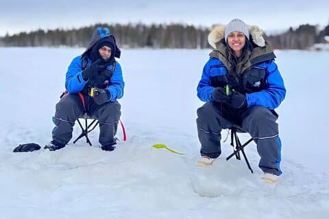 Rovaniemi : Pêche sur glace depuis une propriété privée au bord du lac et barbecue