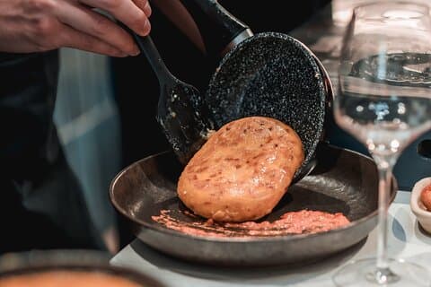 Clase de cocina española en Madrid y brunch de vino sin fondo