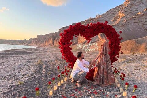 Santorini Vlychada Beach bryllup forslag med hjertebue