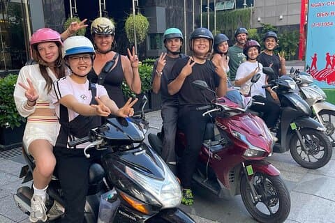 Tour notturno del cibo locale di Saigon