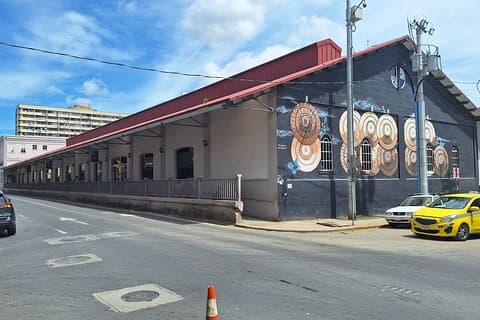 Más Allá del Casco Viejo: Cultura, Historia y Sabores Locales