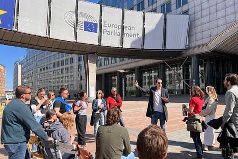 Komedietournee door de Europese wijk