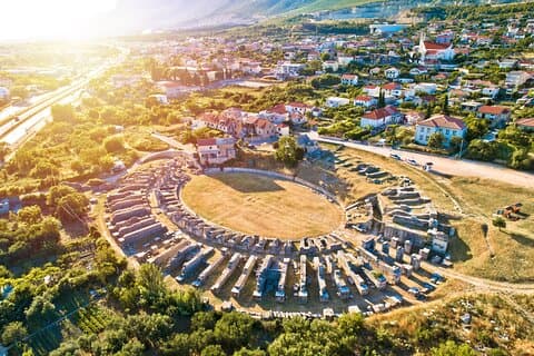 Privat guidet tur til den gamle Salona Klis festning, Vranjača-hulen