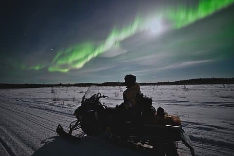 Arctic Aurora Chase af Snowmobile