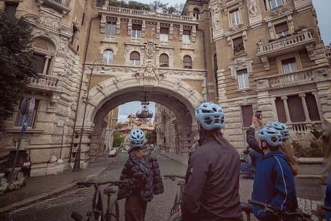 ローマ小グループeバイクツアー：ヴィラ Borghese、ヴィラ Ada & Coppedè