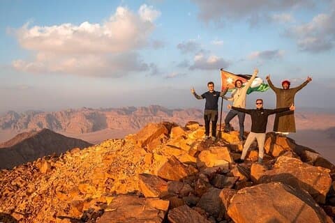 Wadi Rum Jeep Tour, Umm Ad Dami Climb und Beduinencamp mit Übernachtung