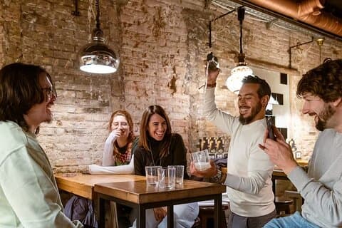 Spaanse wijn- en tapastour in Barcelona in een lokale buurt
