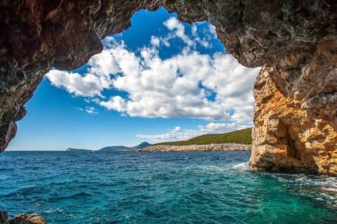 Barco privado para grandes grupos: Blue Cave & Lady of the Rocks