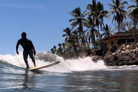 Surf leksjoner i Mexico fange din første bølge